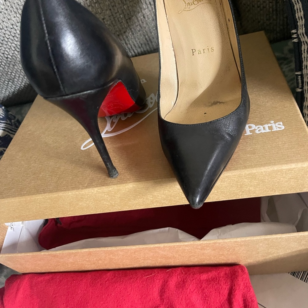 Size 6. Please check out pictures before purchasing. Authentic